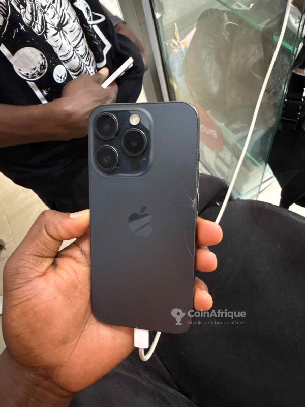 iPhone 15 Pro 256 Go – écran abîmé, dos fissuré