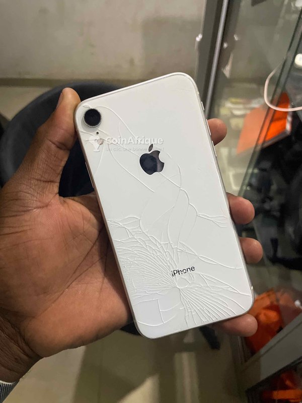 iPhone XR 64 Go – dos fissuré