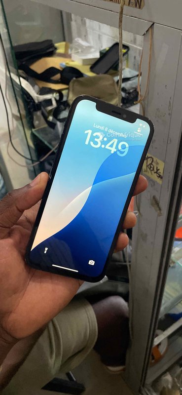 iPhone 12 Pro 128 Go – écran abîmé, sans Face ID