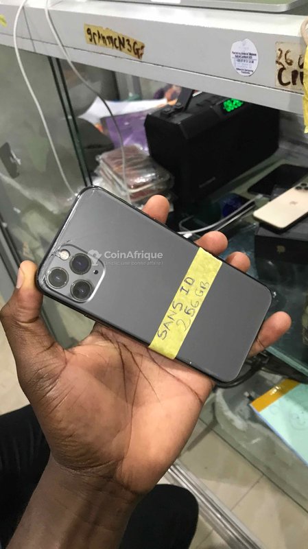 iPhone 11 256 Go – écran et dos fissurés