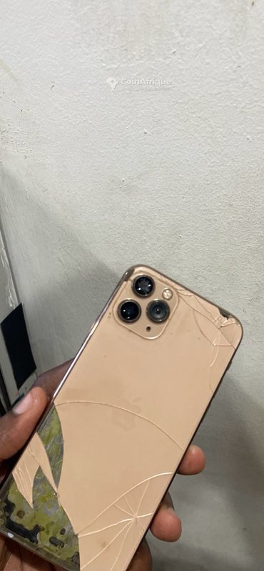 iPhone 11 Pro 256 Go – écran et dos fissurés, sans Face ID, caméra à revoir