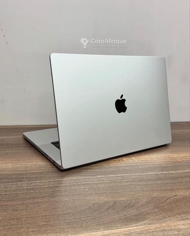 MacBook Pro M3 2024