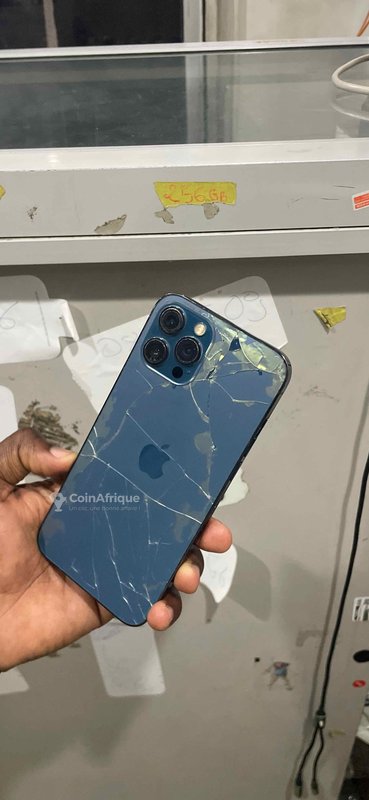 iPhone 12 Pro Max 128 Go – écran et dos fissurés, caméra à revoir