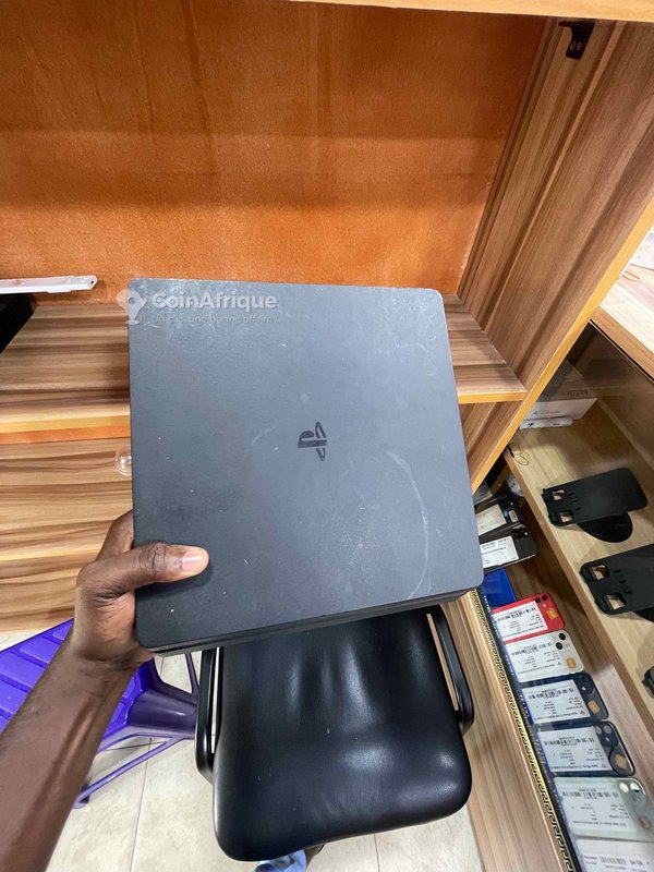 Ps4 slim craquée avec 5 jeux et une manette