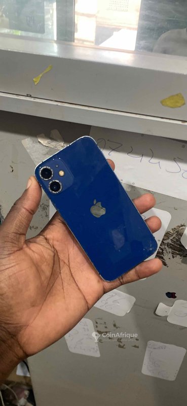 iPhone 12 Mini 64 Go – écran et dos fissurés, caméra à revoir